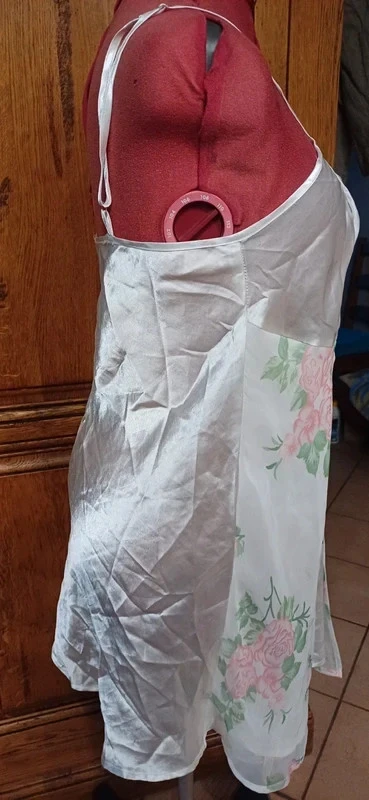 New white floral satin nightgown and veils – photo 6